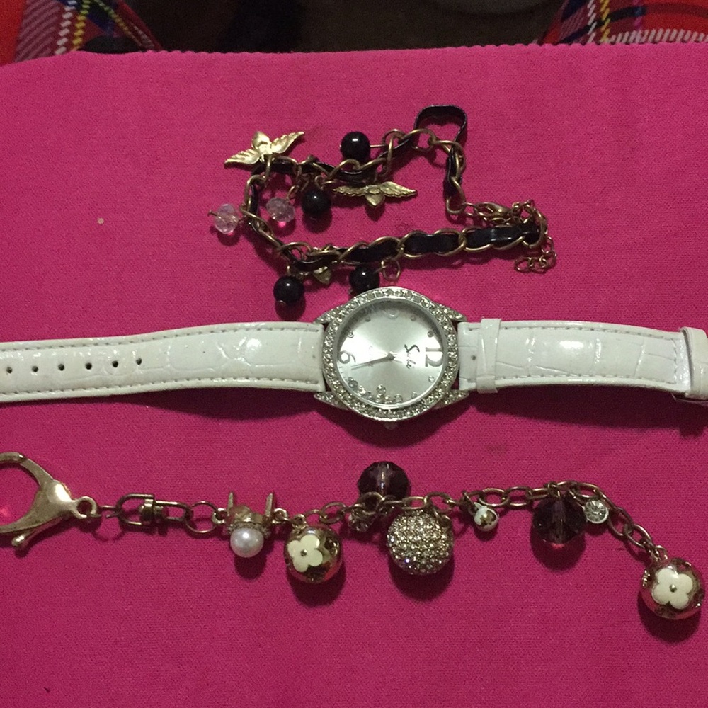 A 3 in 1 watch with two bracelet